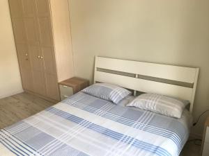 Cama ou camas em um quarto em Igo apartment Uzupis