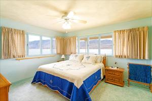 Llit o llits en una habitació de Linger Longer Lakeside Cottage