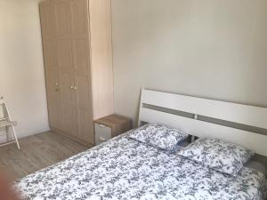 Cama ou camas em um quarto em Igo apartment Uzupis