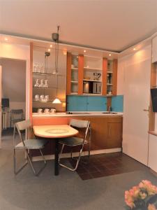 a kitchen with a table and chairs in a room at Haus Nickels in Helgoland