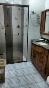 een badkamer met douche en wastafel bij Casa Temporada Arraial do Cabo in Arraial do Cabo +33 foto's