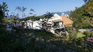 una casa al lado de una colina en Saint Paul De Vence en Damyang