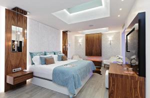 ein Schlafzimmer mit einem großen Bett und einem Schreibtisch in der Unterkunft Grupotel Mayorazgo in Madrid