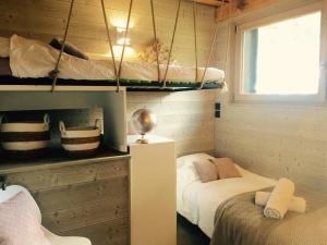Postel nebo postele na pokoji v ubytování Chalet le petit Nicolas, jacuzzi, vue Mont Blanc