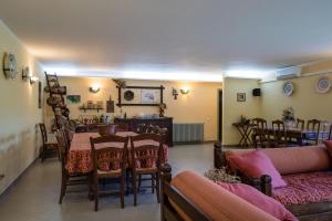 Masseria Santa Lucia في أغنون: غرفة طعام بها طاولة وكراسي