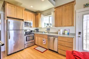 Fotografie z fotogalerie ubytování Oceanfront Cottage with Deck and Secluded Beach Access! v destinaci Yachats + 17 fotografií