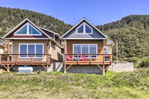 una casa con due terrazze e due sedie rosa di Oceanfront Cottage with Deck and Secluded Beach Access! a Yachats Altre 17 foto