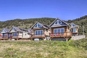 una fila di case in cima a una collina di Oceanfront Cottage with Deck and Secluded Beach Access! a Yachats