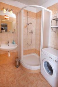 Ένα μπάνιο στο Homely Apartments Villa Christiana