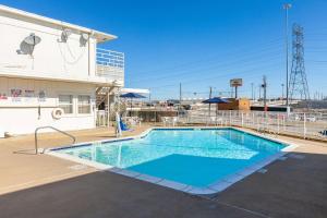 Motel 6 Fort Worth, Tx - Stockyards tesisinde veya buraya yakın yüzme havuzu