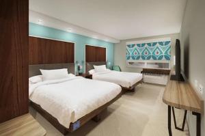 羅斯福德的住宿－Tru by Hilton Perrysburg Toledo，酒店客房设有两张床和电视。