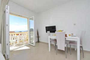 Televízia a/alebo spoločenská miestnosť v ubytovaní Apartments Verita