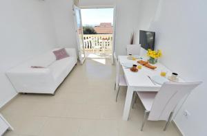 Televízia a/alebo spoločenská miestnosť v ubytovaní Apartments Verita
