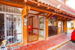 Un frente de tienda con una puerta de hierro en un edificio en Hotel Adelita, en Zihuatanejo