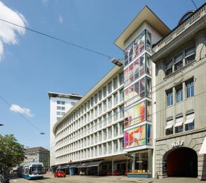 un edificio con un mural en el costado en citizenM Zürich, en Zúrich