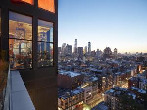 een uitzicht op de skyline van de stad vanuit een gebouw bij citizenM New York Bowery in New York