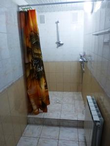 ノヴォアブザコヴォにあるHouses Gornolyzhnaya 15のバスルーム(シャワー、シャワーカーテン付)が備わります。