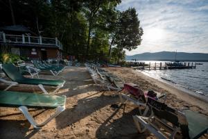 een groep ligstoelen op het strand bij The Juliana Resort in Lake George