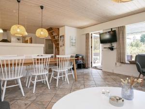 Lounge nebo bar v ubytování Four-Bedroom Holiday home in Blåvand 5