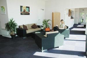 A seating area at Le Fleur"H"on 11 d'Honfleur, T2 en Résidence avec Piscine, WIFI et Parking gratuits Még 17 kép