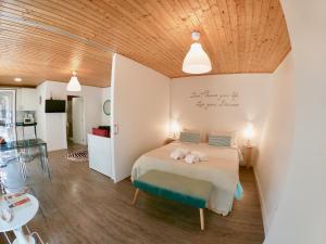 um quarto com uma cama com dois bichos de peluche em Golden Halcyon - Ericeira Villas em Ericeira