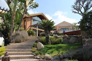 einen Garten mit Steintreppe, die zu einem Haus führt in der Unterkunft Hotel Lindo Ajijic Bed & Breakfast in Ajijic