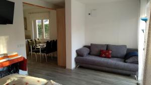 - un salon avec un canapé et une table dans l'établissement Apartma Golob, à Zgornja Kungota