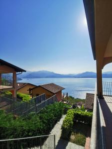 uitzicht op het water vanaf het balkon van een huis bij Residence Il Vigneto in Oggebbio