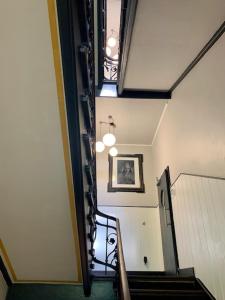 ein Treppenhaus in einem Gebäude mit Treppengeländer und Treppenaufgang in der Unterkunft Hotel Central in Bamberg + 107 Fotos
