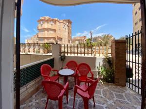 Balkón nebo terasa v ubytování Seaside Two-Bedroom Chalet Sidi Krir + 12 fotografií