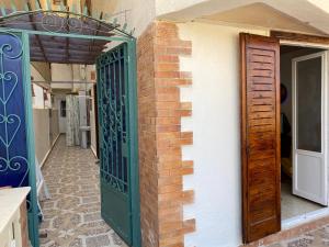 drzwi do domu z ceglaną ścianą w obiekcie Seaside Two-Bedroom Chalet Sidi Krir w mieście Sidi Kirayr