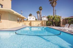 Piscina de la sau aproape de La Quinta Inn by Wyndham Berkeley