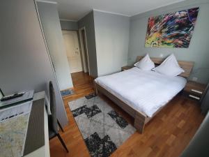 ein Schlafzimmer mit einem Bett und einem Wandgemälde in der Unterkunft Le Merle Châtelain in Sion