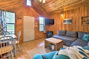 Posezení v ubytování Rustic Cabin with Hot Tub Near Broken Bow Lake!