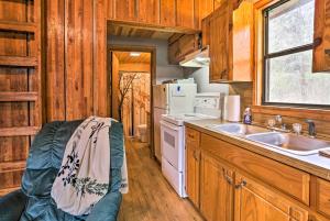 Kuchyň nebo kuchyňský kout v ubytování Rustic Cabin with Hot Tub Near Broken Bow Lake! + 16 fotografií