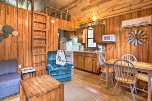 Kuchyň nebo kuchyňský kout v ubytování Rustic Cabin with Hot Tub Near Broken Bow Lake!