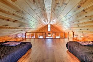 Posezení v ubytování Rustic Cabin with Hot Tub Near Broken Bow Lake!