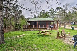Zahrada ubytování Rustic Cabin with Hot Tub Near Broken Bow Lake!