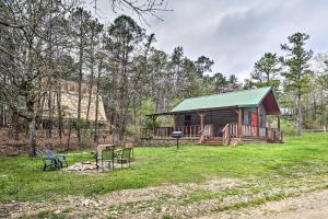 Gallery image of Rustic Cabin with Hot Tub Near Broken Bow Lake! in Broken Bow