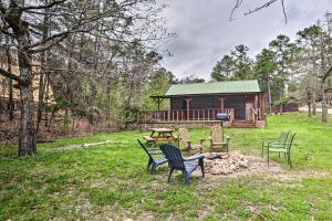 Zahrada ubytování Rustic Cabin with Hot Tub Near Broken Bow Lake!