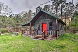 Zahrada ubytování Rustic Cabin with Hot Tub Near Broken Bow Lake!