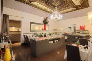 a restaurant with a bar with tables and chairs at Palazzo Barocci in Venice