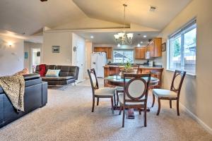 Posezení v ubytování Grants Pass Home 1 Mi to Downtown and Rogue River!