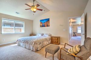 um quarto com uma cama e uma ventoinha de tecto em Grants Pass Home 1 Mi to Downtown and Rogue River! em Grants Pass