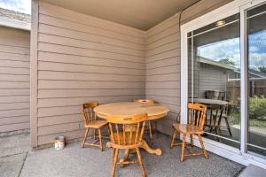 Patio nebo venkovní prostory v ubytování Grants Pass Home 1 Mi to Downtown and Rogue River!