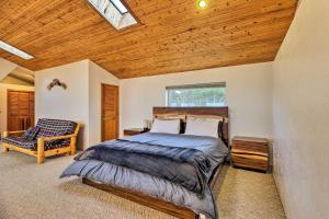 Łóżko lub łóżka w pokoju w obiekcie Sanderling Sea Cottages, Unit A Pet Friendly!