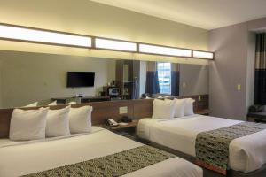 Habitación de hotel con 2 camas y TV en Quality Inn & Suites, en Caldwell
