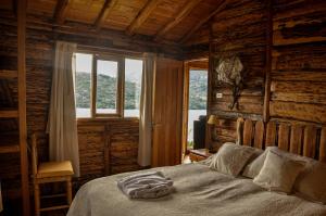 Giường trong phòng chung tại Mallin Colorado Ecolodge