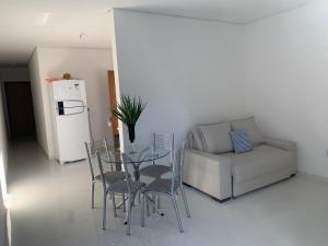 een woonkamer met een tafel en een bank bij Casa com piscina em c vermelha in Porto Seguro