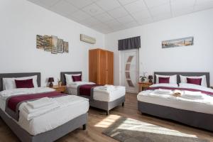 A bed or beds in a room at Hooper's Vendégház